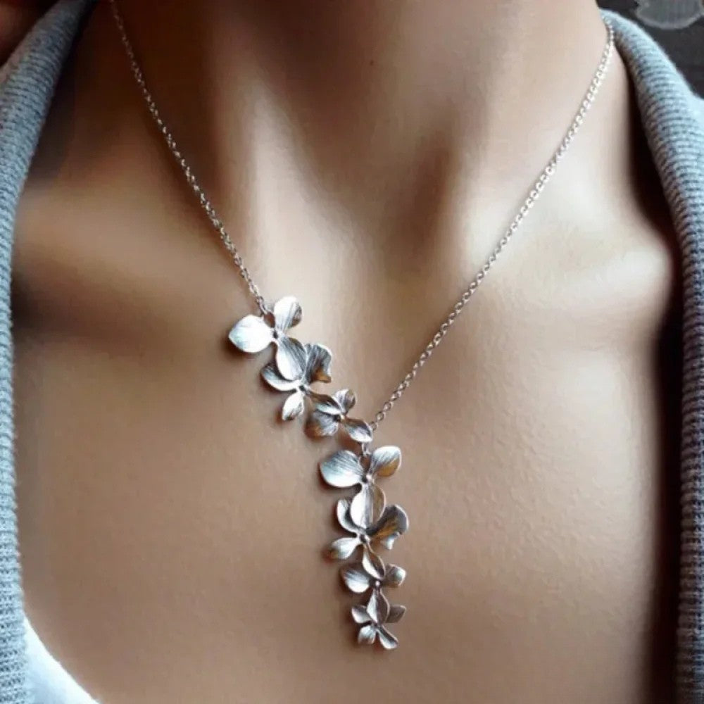Solenn – Collana floreale in argento antico