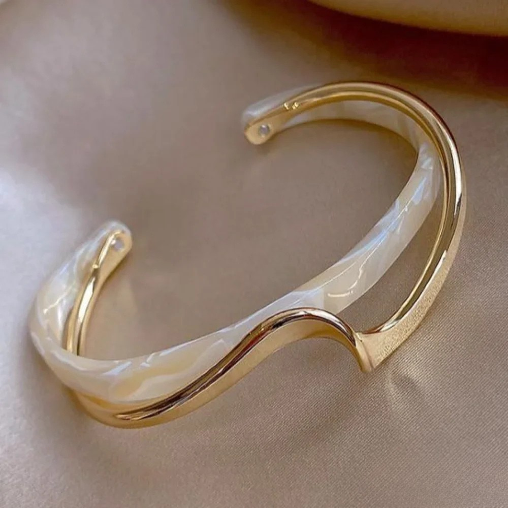 Bracciale dorato con opale bianco
