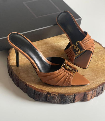 Mules "Vendôme" — Cuir Verni & Boucle Signature