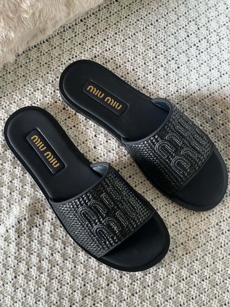 Les Mules "Capri" — Claquettes Tressées en Raffia