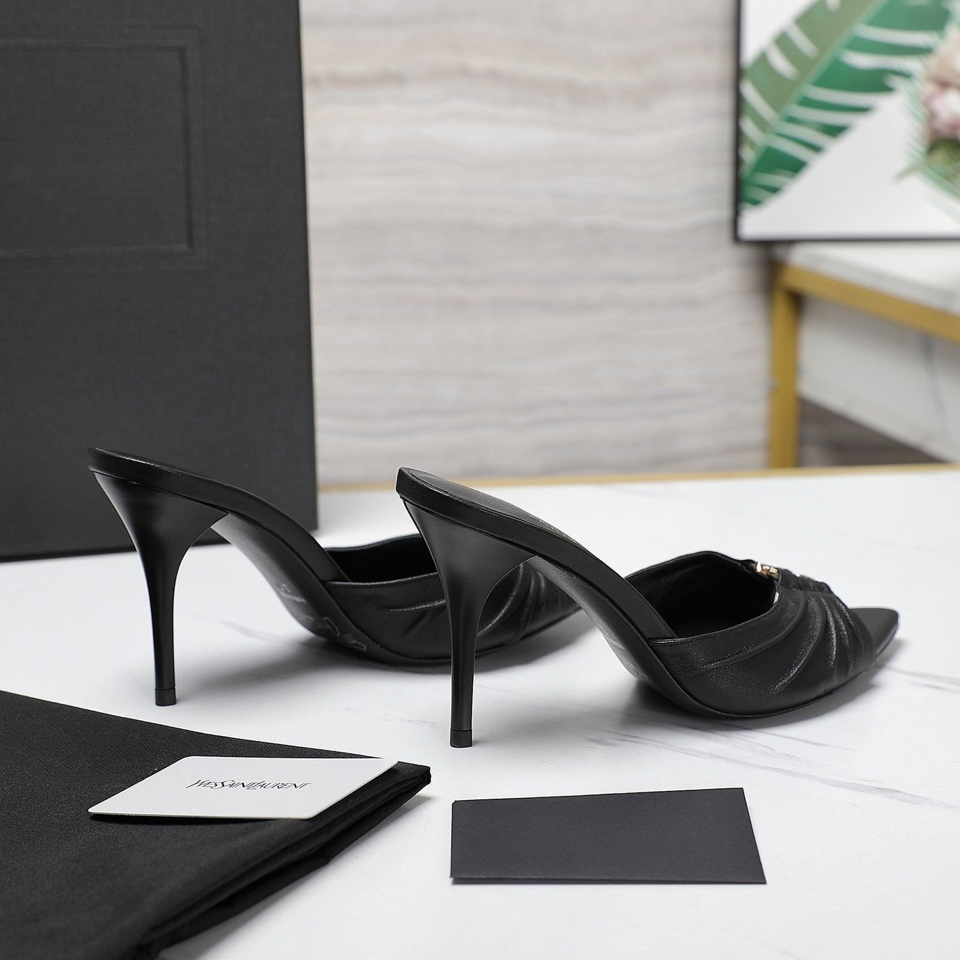 Mules "Vendôme" — Cuir Verni & Boucle Signature