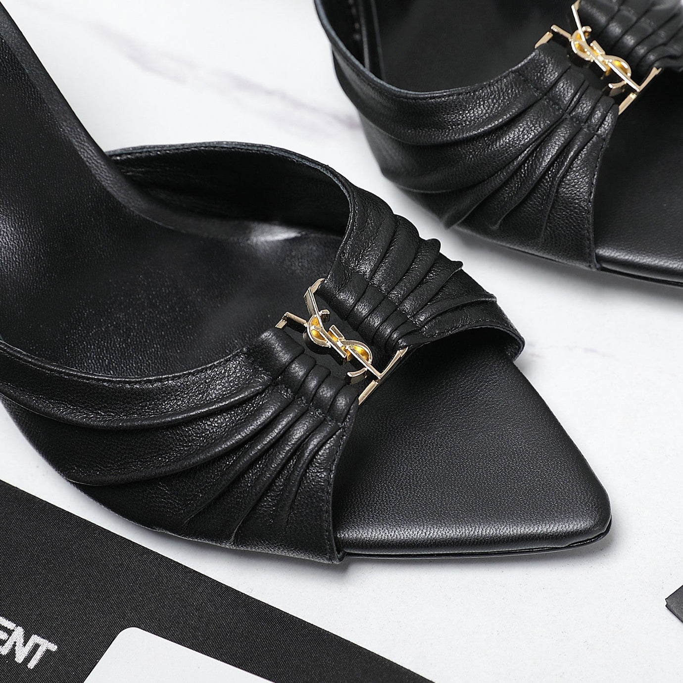 Mules "Vendôme" — Cuir Verni & Boucle Signature