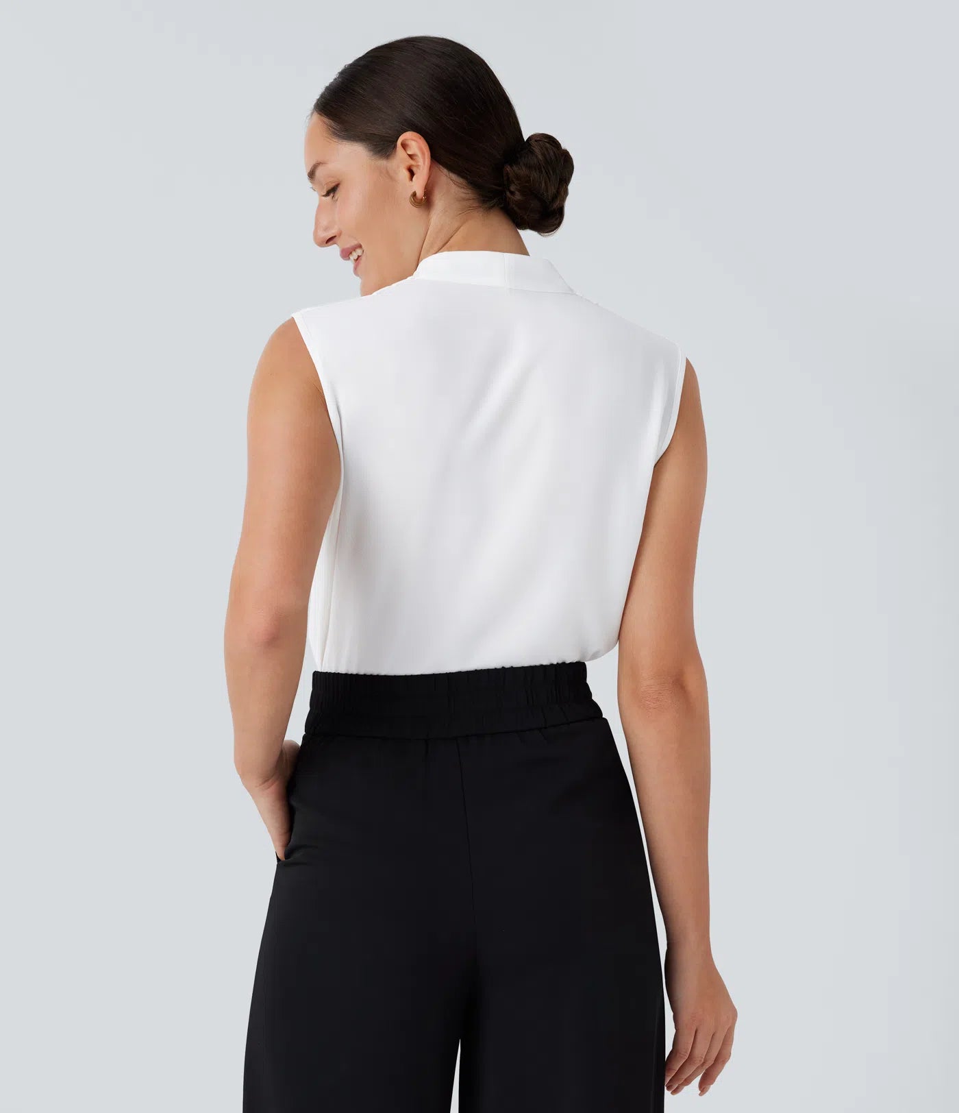 Blouse de Travail Sans Manches à Col V – Élégance et Confort