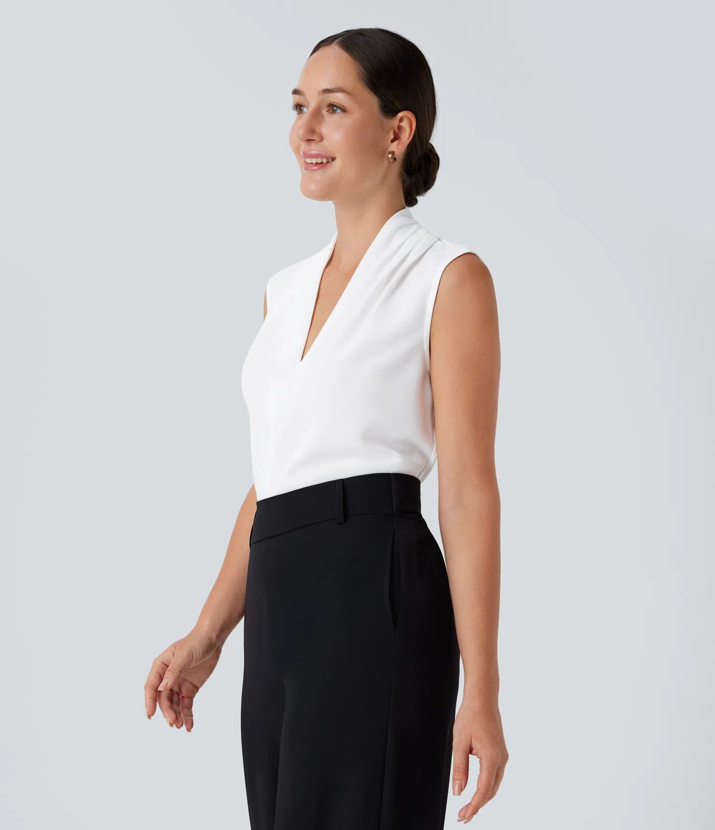 Blouse de Travail Sans Manches à Col V – Élégance et Confort