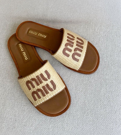 Les Mules "Capri" — Claquettes Tressées en Raffia