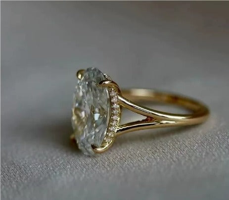 Anello ovale vintage in oro e cristallo verde