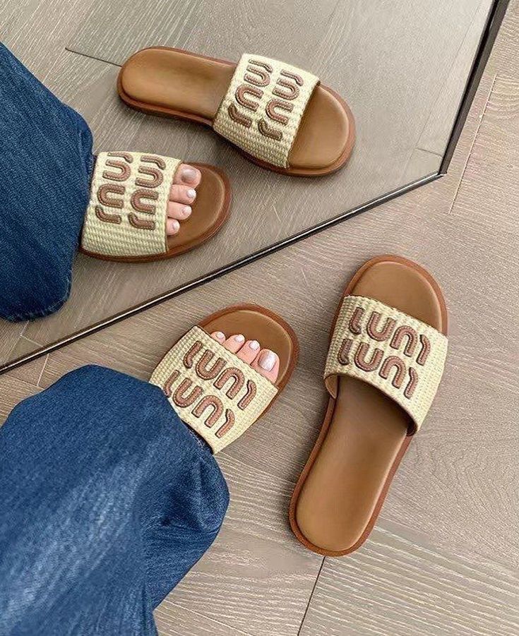 Les Mules "Capri" — Claquettes Tressées en Raffia