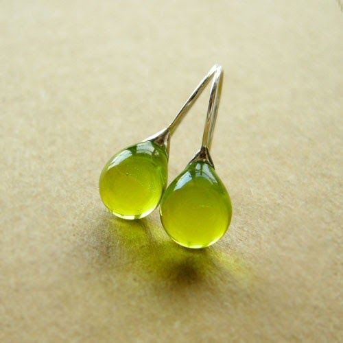 Boucles d'Oreilles Vintage Ornées de Cristaux Olive