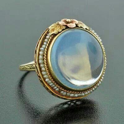 Anello vintage rotondo in pietra di luna dorata