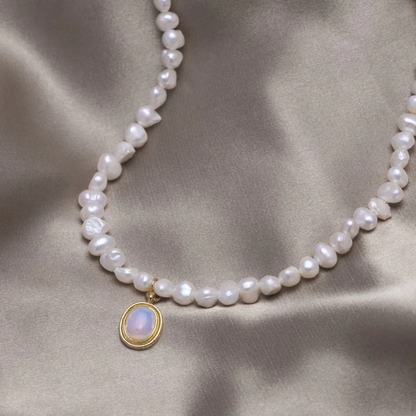 Collana di perle con pietra di luna in oro