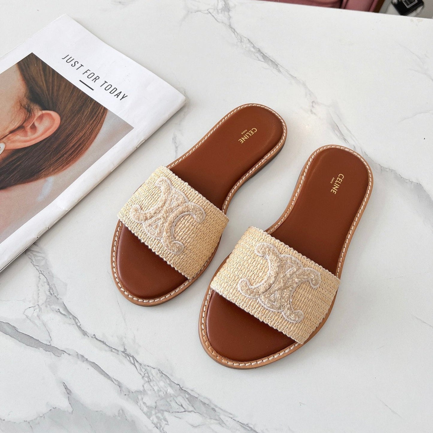 Les Sandales "Nomade" — Raffia & Signature Iconique