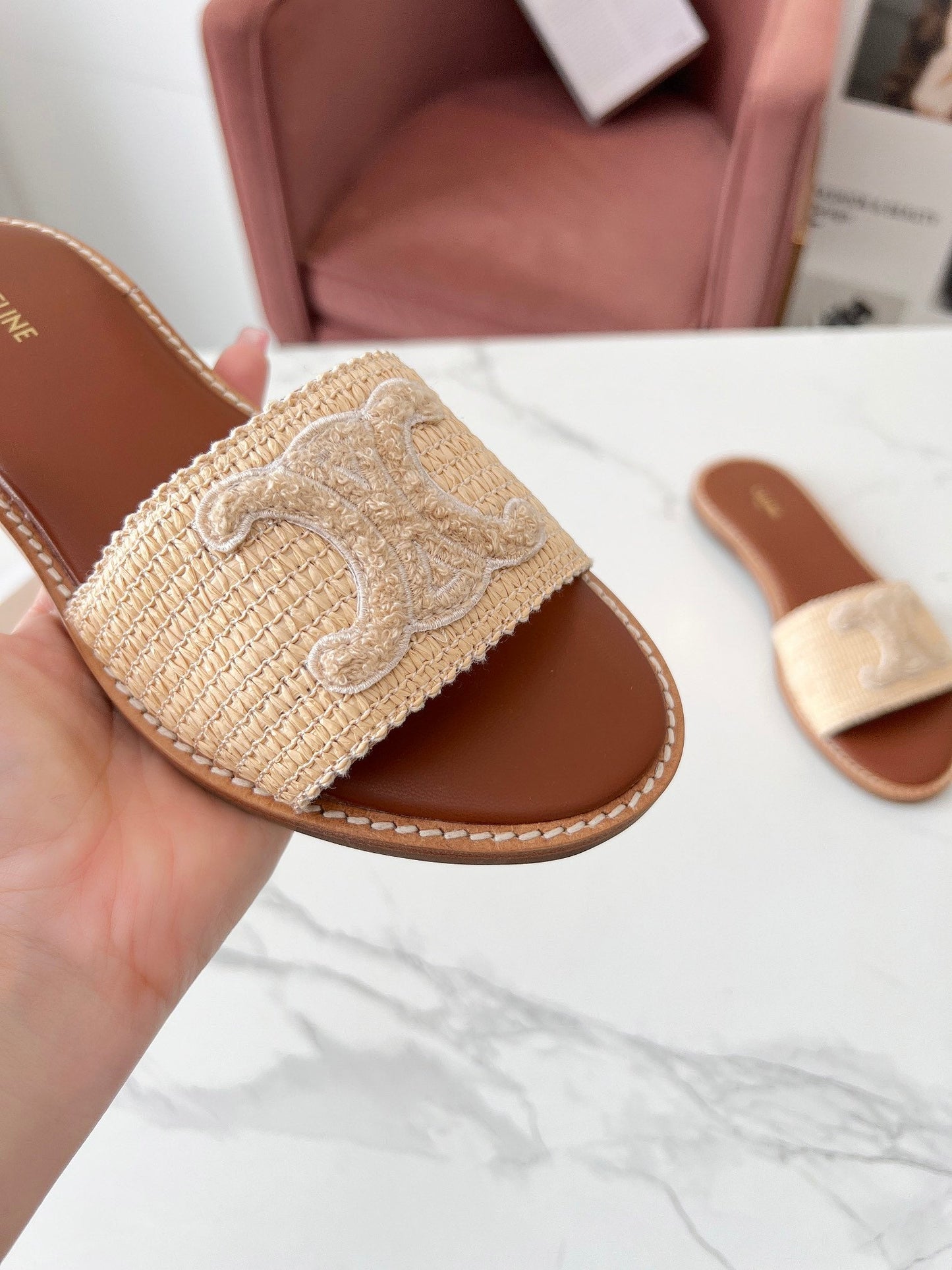 Les Sandales "Nomade" — Raffia & Signature Iconique