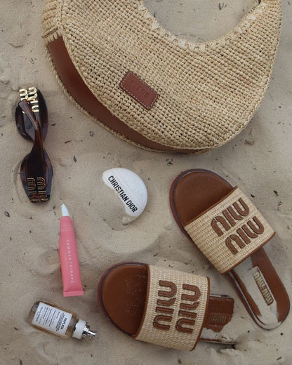 Les Mules "Capri" — Claquettes Tressées en Raffia